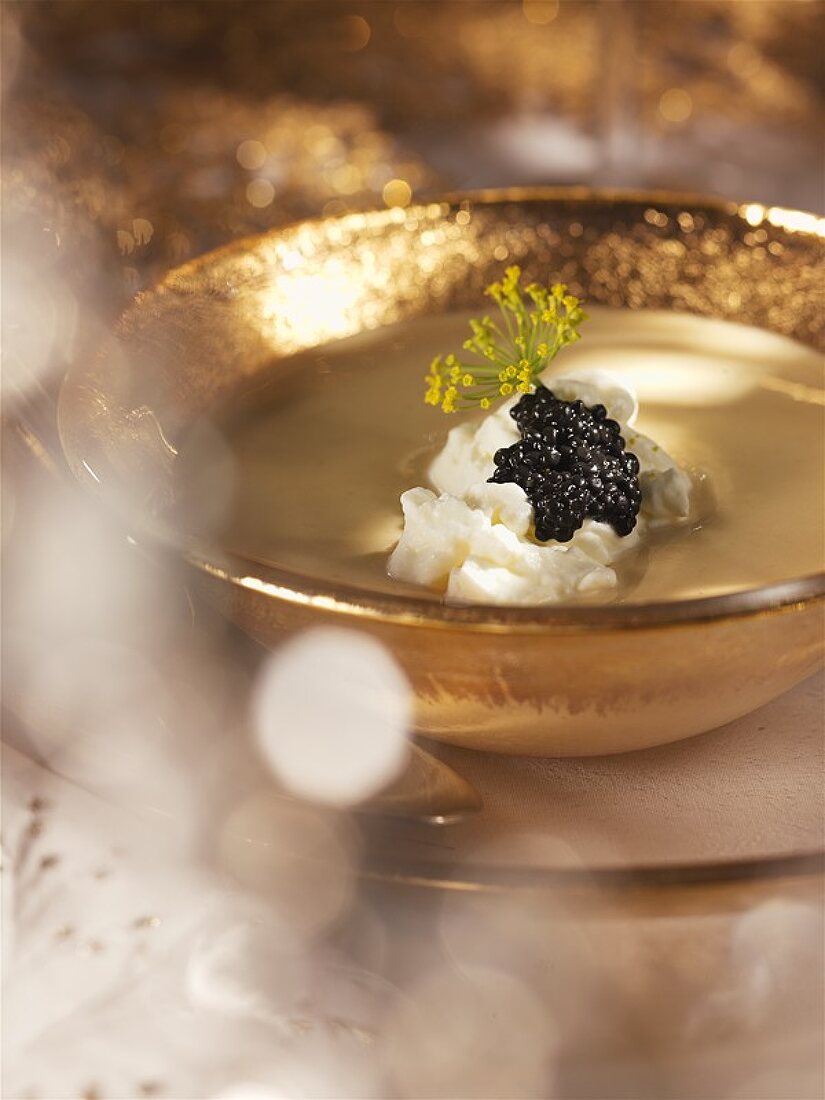 Linsencremesuppe mit Sahne und schwarzem Kaviar