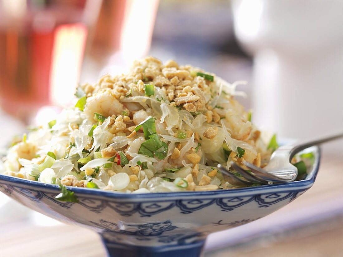 Thai-Salat mit Limetten, Krabben und Erdnüssen