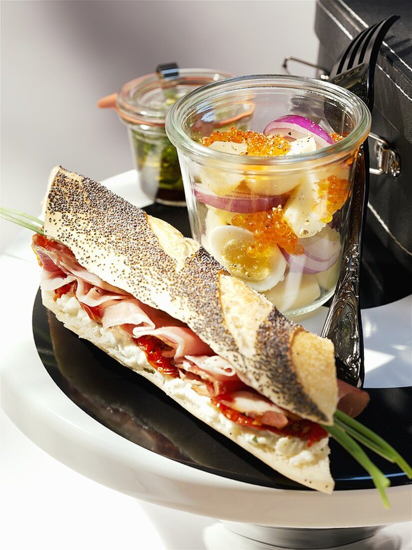 Baguette-Sandwich mit Schinken, Kartoffelsalat mit Kaviar