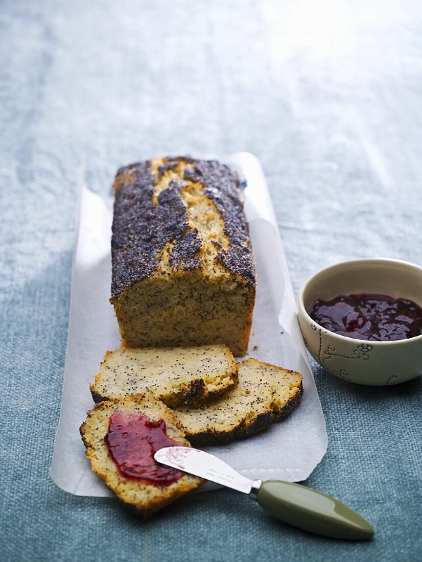 Kartoffel-Mohn-Brot, eine Scheibe mit Marmelade bestrichen