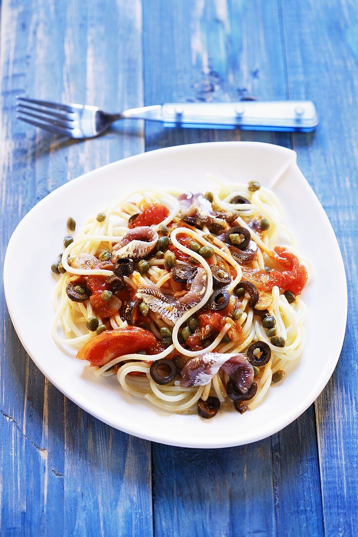 Spaghetti mit Tomaten, Sardellen, Oliven & Kapern