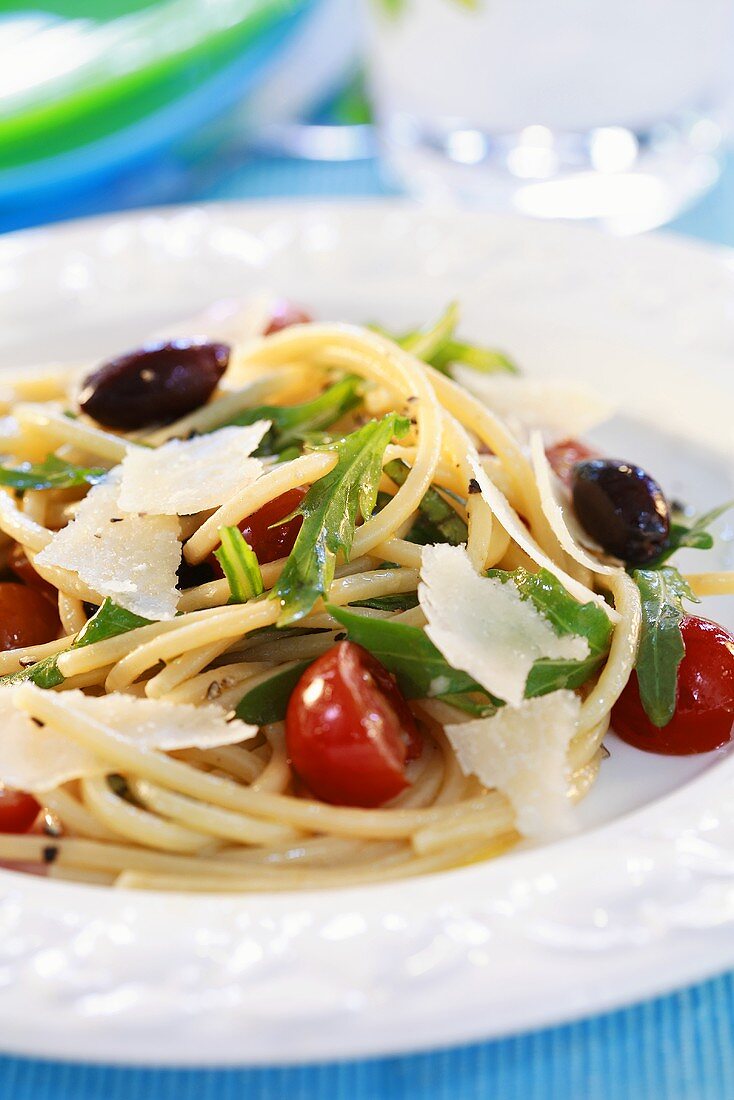 Spaghetti mit Tomaten, Oliven, Rucola und Parmesan