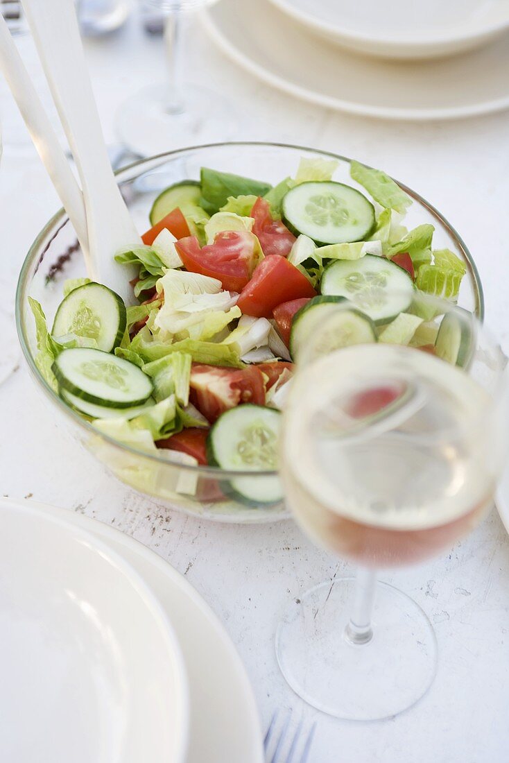 Gemischter Salat auf gedecktem Tisch