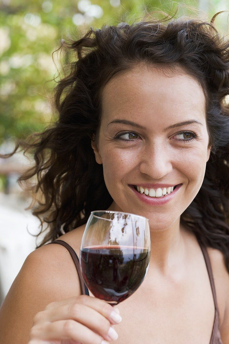 Junge Frau mit einem Glas Rotwein