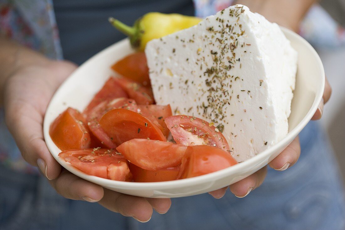 Teller mit Tomaten, Schafkäse und Peperoni