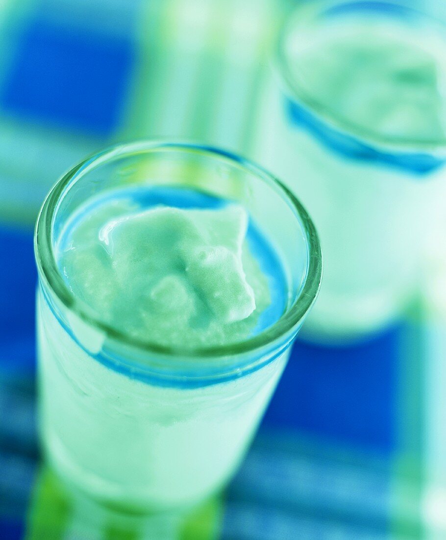 Blue-Curacao-Kokosmilch-Eis im Glas