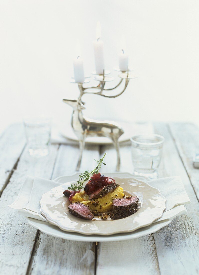 Rehrückenfilets mit Polenta-Süsskartoffelbrei