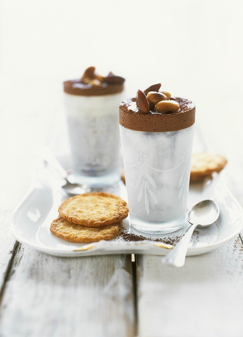 Schokoladeneis-Soufflé mit karamellisierten Mandeln