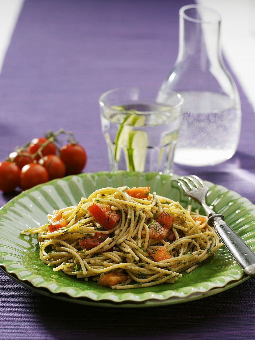 Wholemeal spaghetti with tomatoes, dill and garlic
