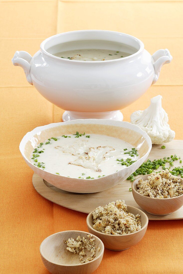 Blumenkohlsuppe mit Nussbröseln und Schnittlauch