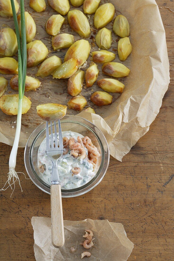 Ofenkartoffeln mit Krabben-Joghurt-Sauce