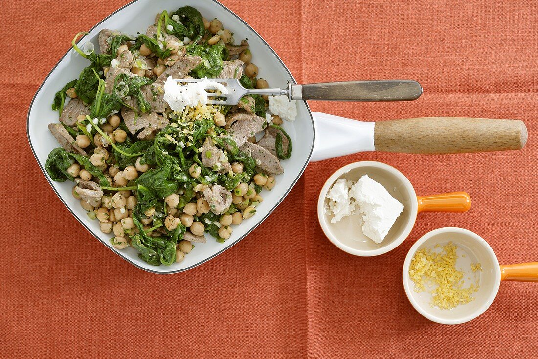 Kichererbsenragout mit Lammfleisch, Spinat & Schafskäse