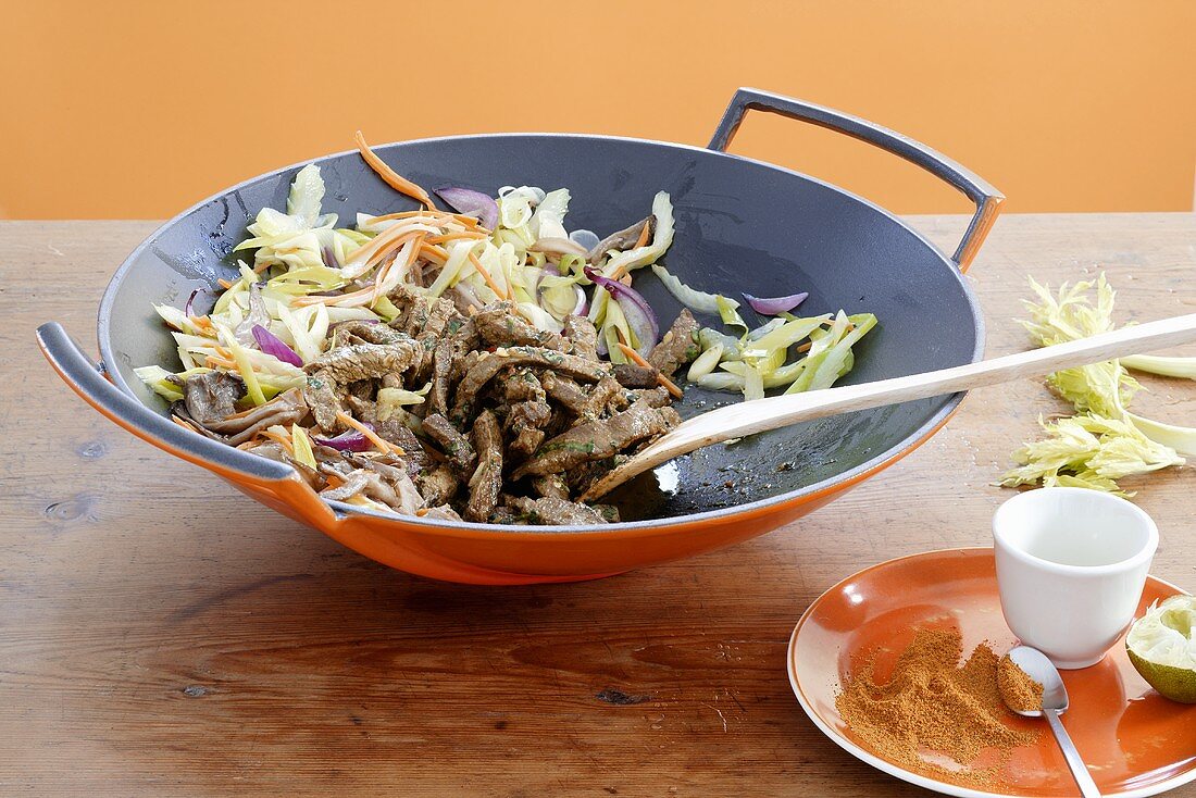 Gemüsewok mit geschnetzeltem Rinderfilet