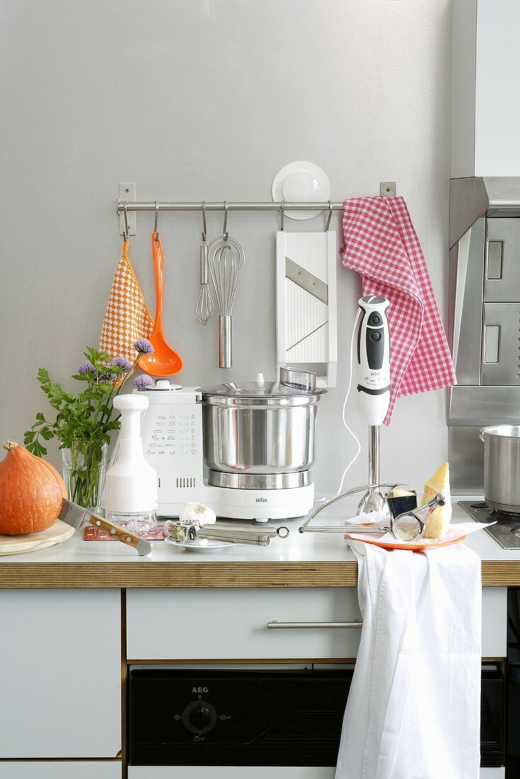 Blick auf verschiedene Küchengeräte in einer Küche