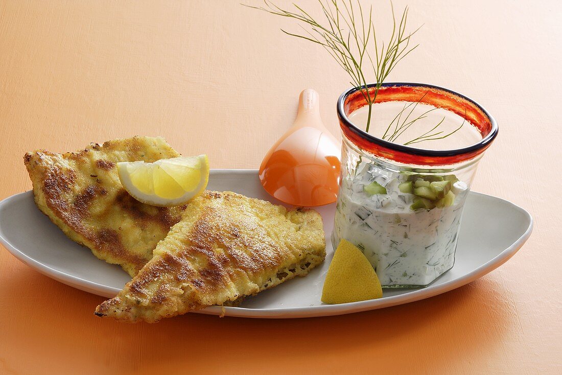 Panierte Putenschnitzel mit Gurkensauce