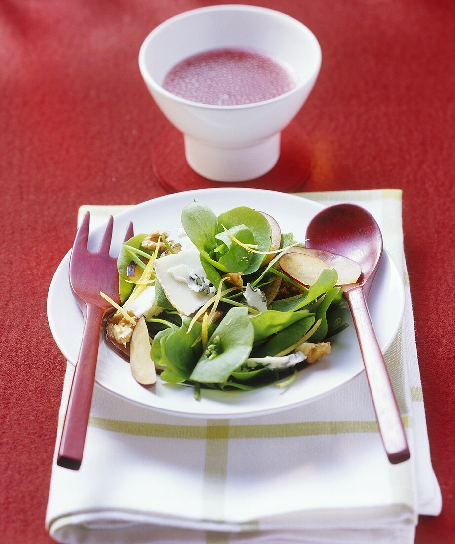 Purslane salad with plums, nuts and cheese