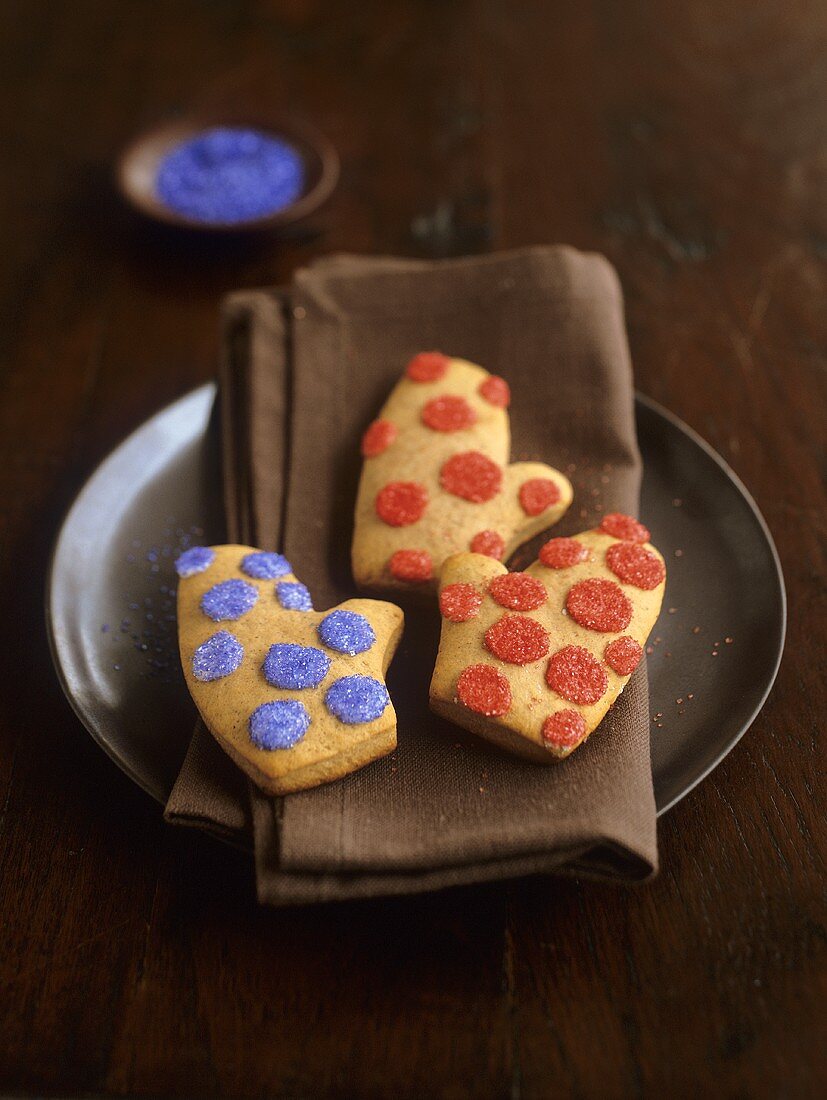 Honigkuchen-Plätzchen in Form von kleinen Handschuhen