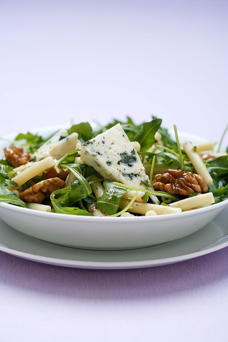 Nudelsalat mit Rucola, Walnüssen und Blauschimmelkäse