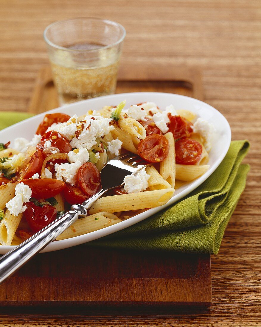 Penne mit Kirschtomaten und Schafskäse