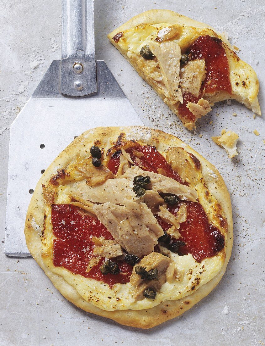 Flammkuchen mit Paprika, Thunfisch & Kapern