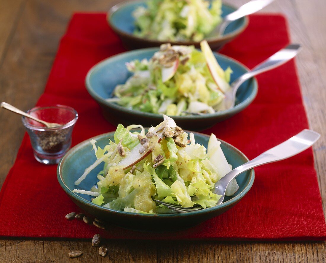 Endiviensalat mit Äpfeln und Kartoffeldressing