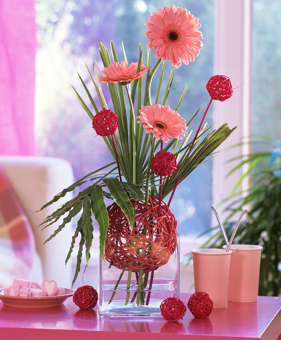 Blumenstrauss mit Gerbera, Zwergpalme, Ilex-Farn, Korbkugeln