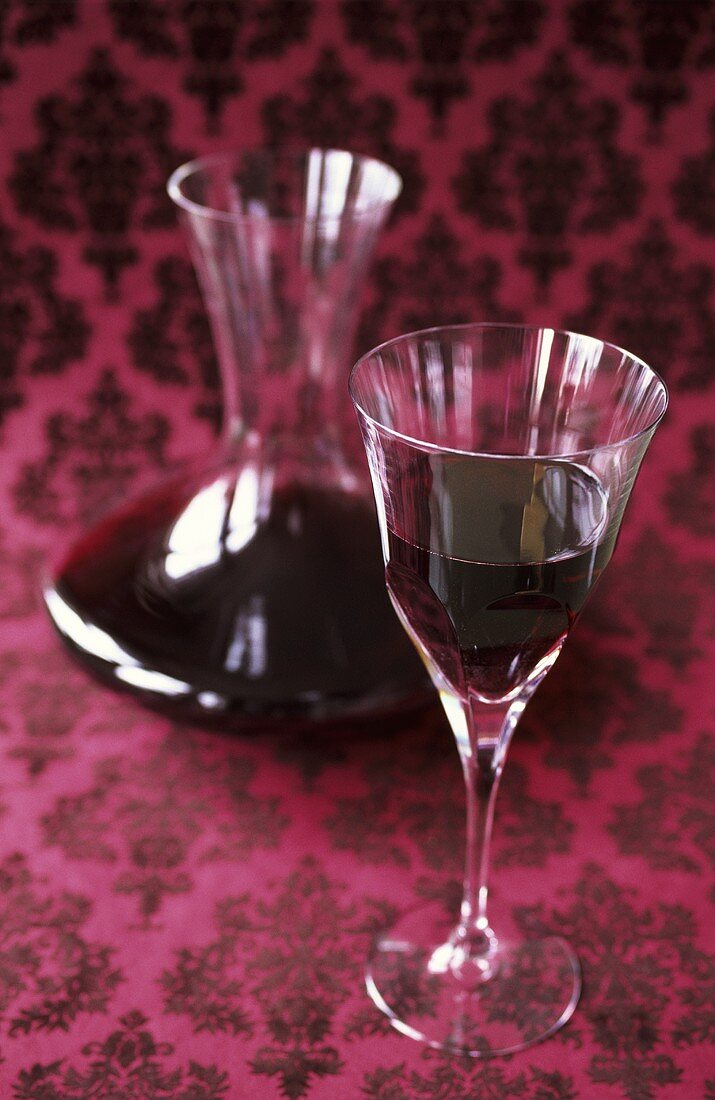 Glas und Karaffe mit Rotwein
