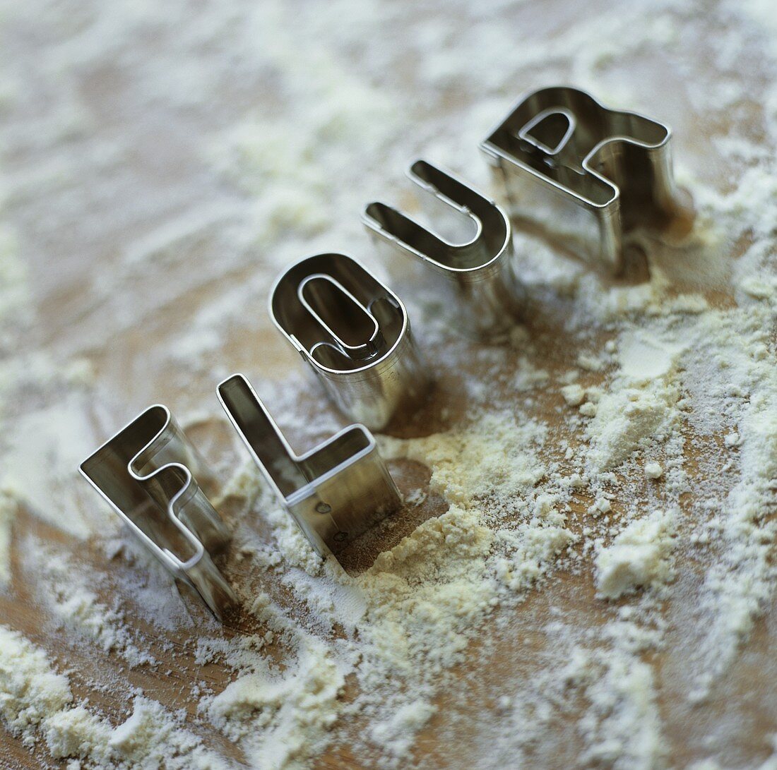 Ausstechformen bilden den Schriftzug 'Flour' (Mehl)