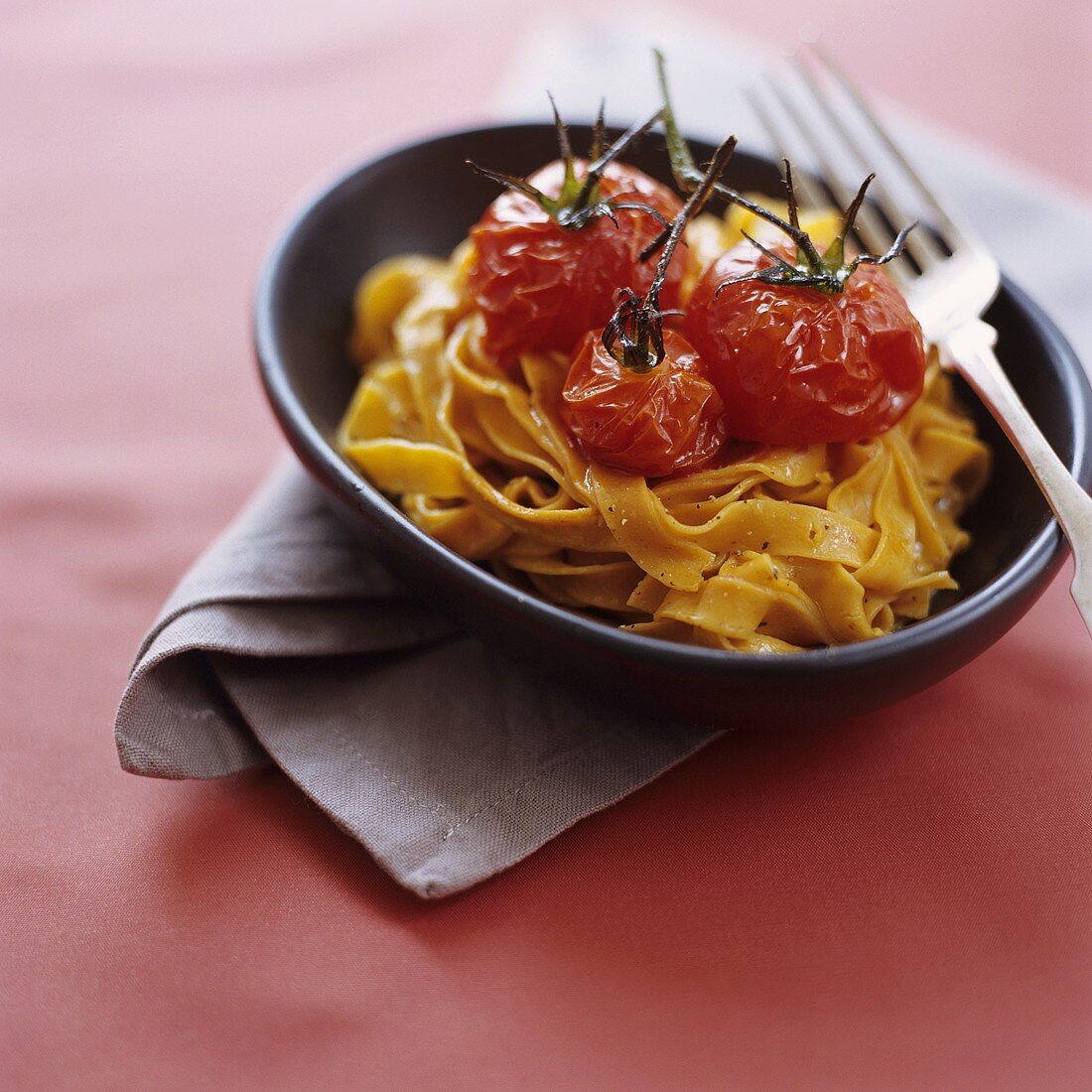 Chilli noodles with garlic and baked cherry tomatoes