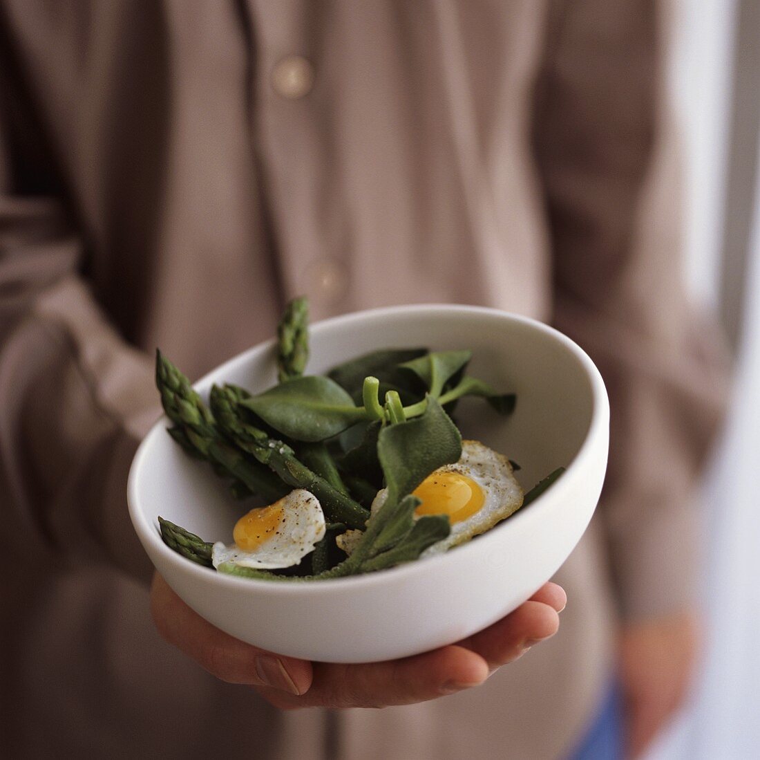 Green asparagus and spinach salad with quails' eggs