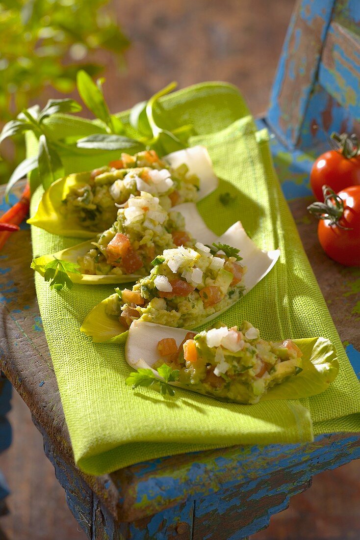 Guacamole auf Chicoreeblättern (Fingerfood)