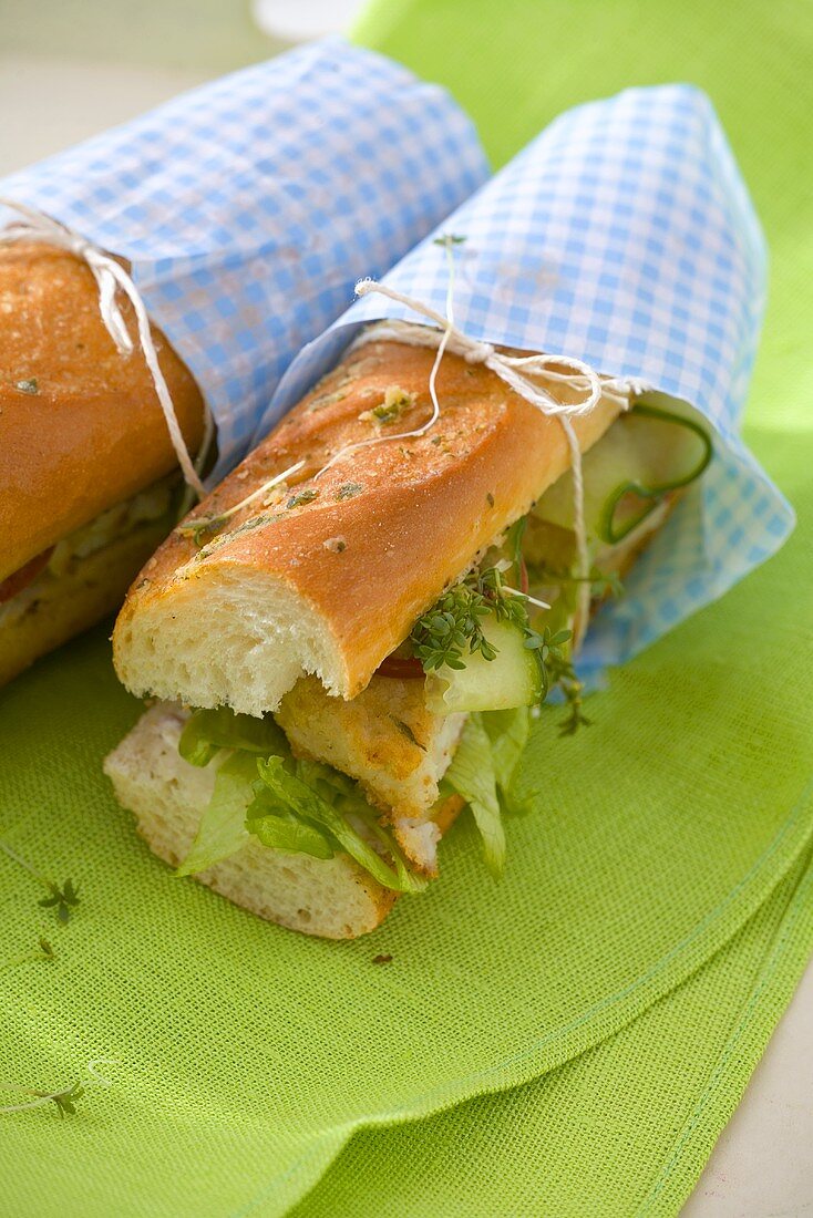 Baguette-Sandwiches mit Fisch, Salat & Kräutern belegt
