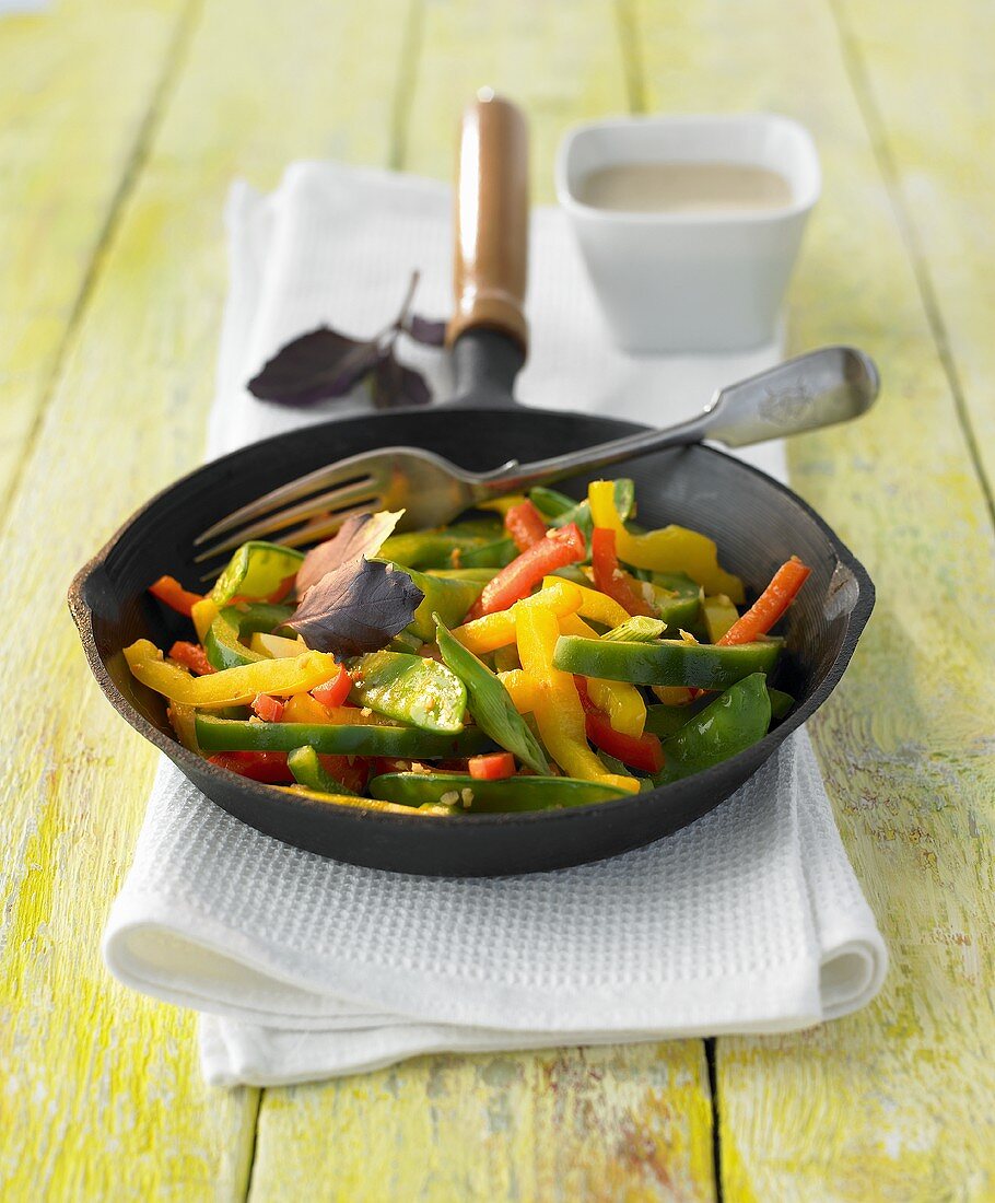 Pepper and mangetout stir-fry with ginger