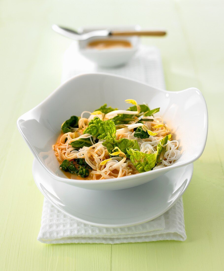 Rice noodles with savoy cabbage and red coconut sauce