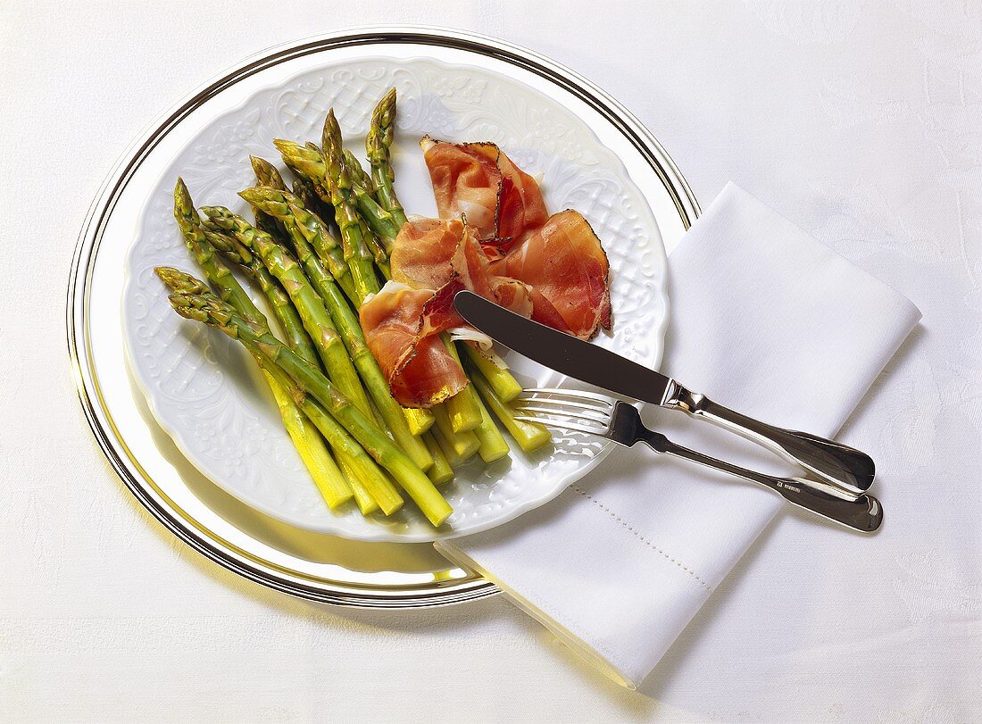 Green asparagus with raw ham
