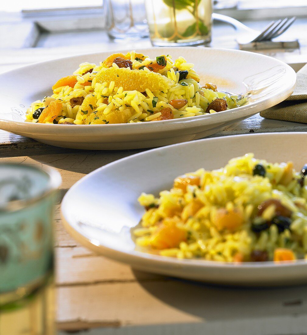 Zwei Teller mit Reissalat auf orientalische Art