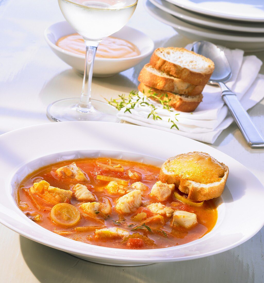 Bouillabaisse mit gerösteten Weißbrotscheiben und Rouille