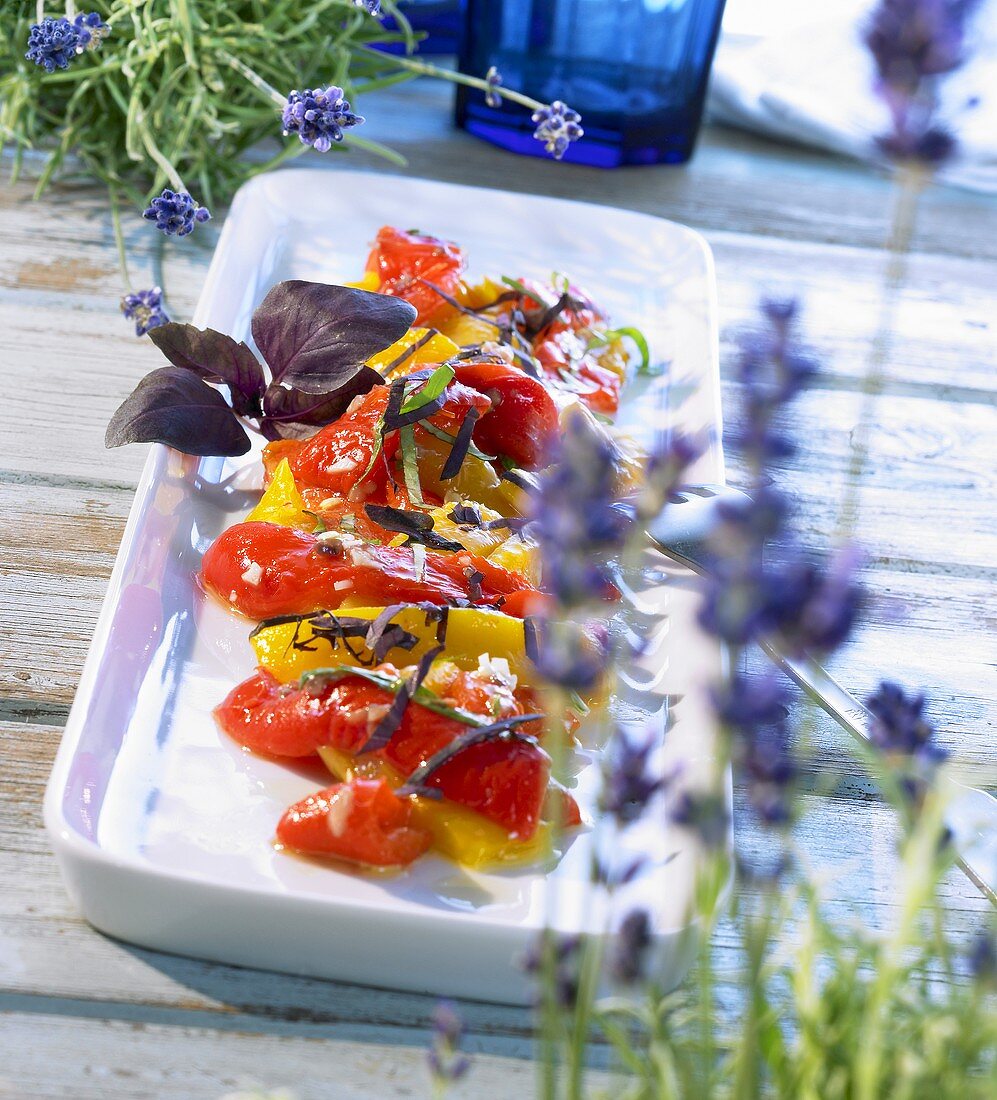 Salat von gegrillter Paprika mit Sardellen-Vinaigrette