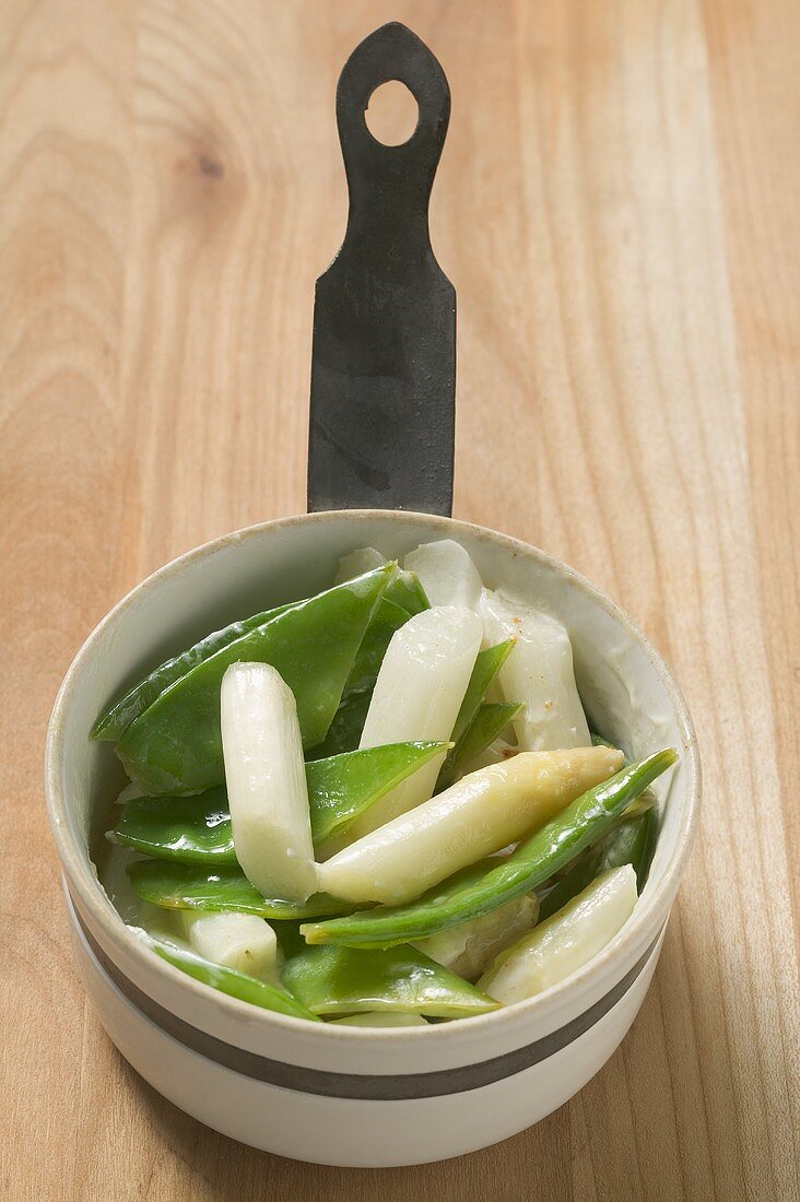 Eine Portion Spargel-Zuckerschoten-Gemüse
