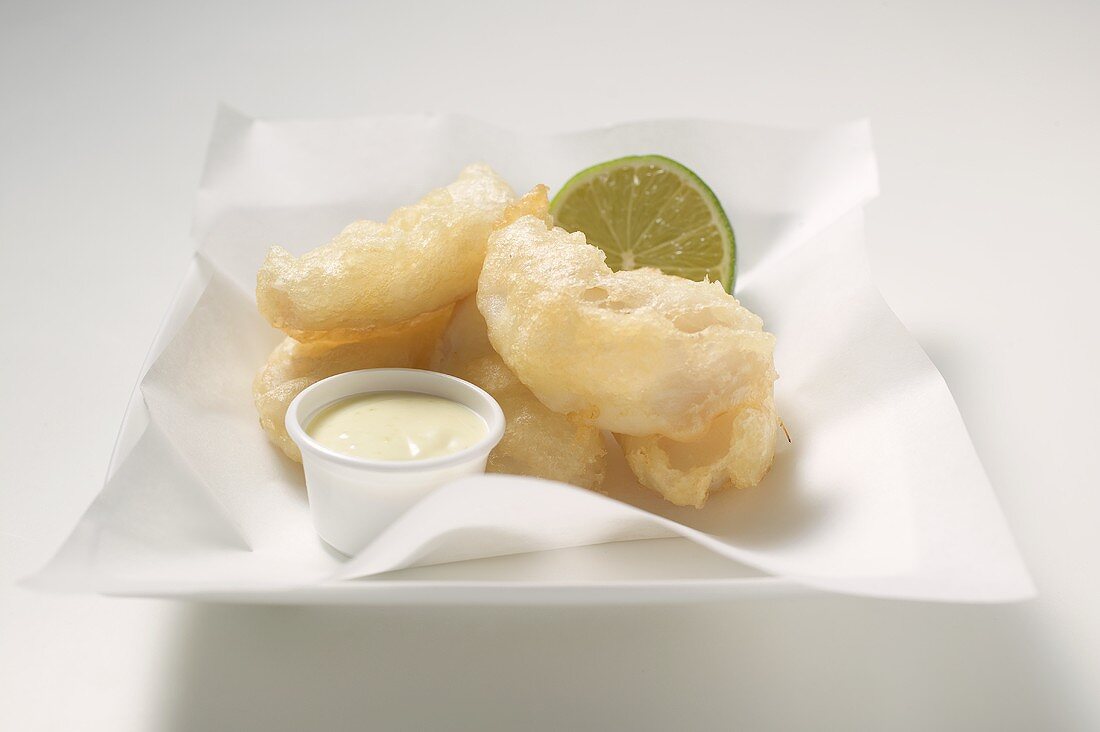 Tempura-Häppchen mit Limettenmayonnaise auf einer eckigen Platte