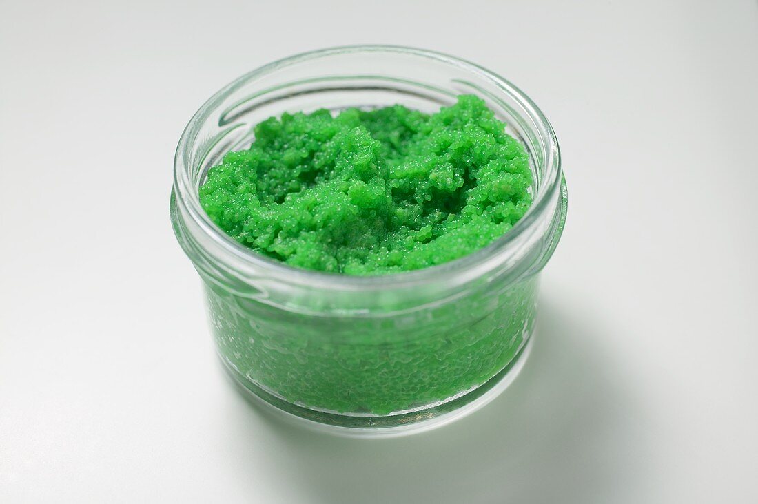 Ein kleines Schraubglas mit Masago (grüner Kaviar)