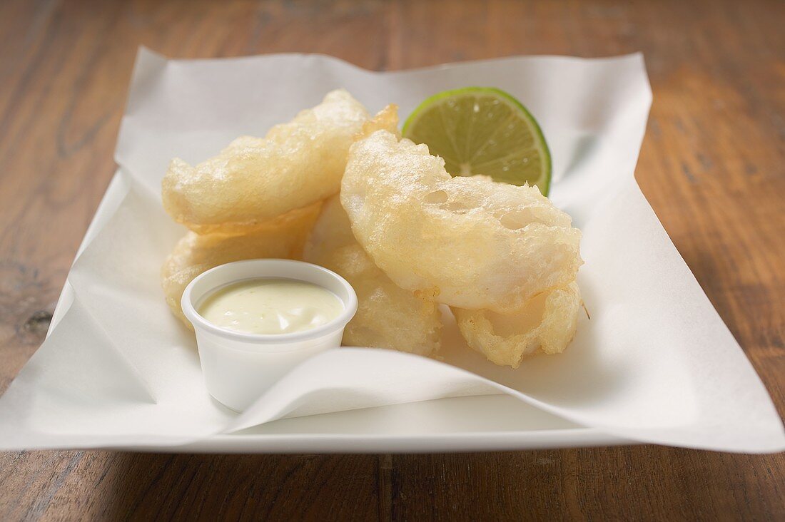 Tempura-Häppchen mit Limettenmayonnaise auf einer eckigen Platte