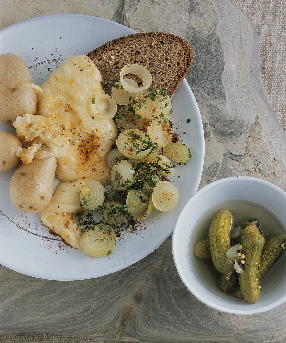 Walliser Raclette mit Kartoffeln, Roggenbrot & Zwiebeln