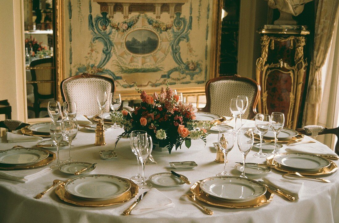 Festlich gedeckter Tisch im Hotel de Paris in Monte Carlo