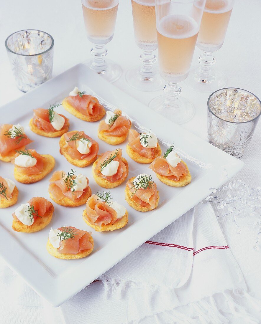 Räucherlachs-Kartoffel-Canapés mit Sekt