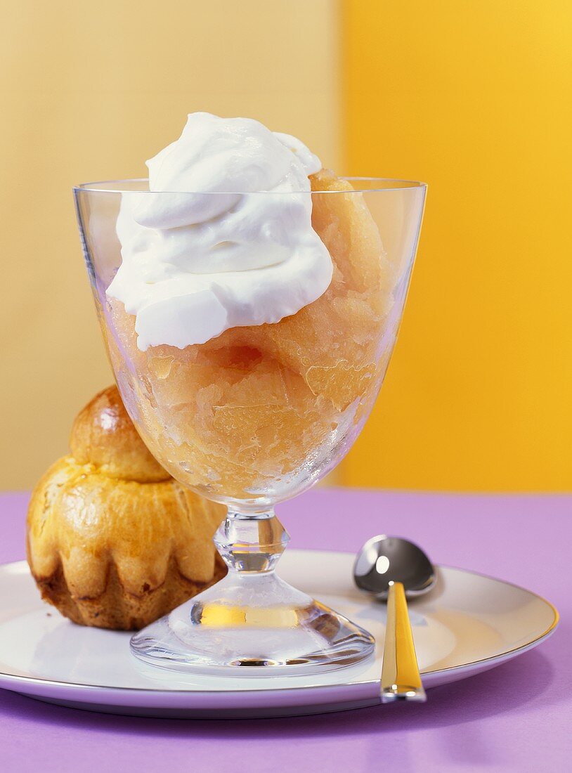 Melonensorbet mit Sahne und Brioche