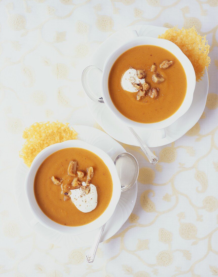 Zwei Tassen Süsskartoffel-Esskastanien-Suppe, Parmesan-Hippen