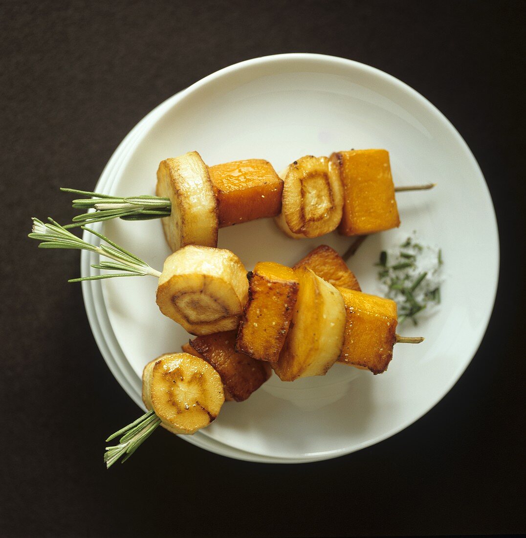 Gebackene Rosmarin-Spiesse mit Süsskartoffeln und Pastinaken