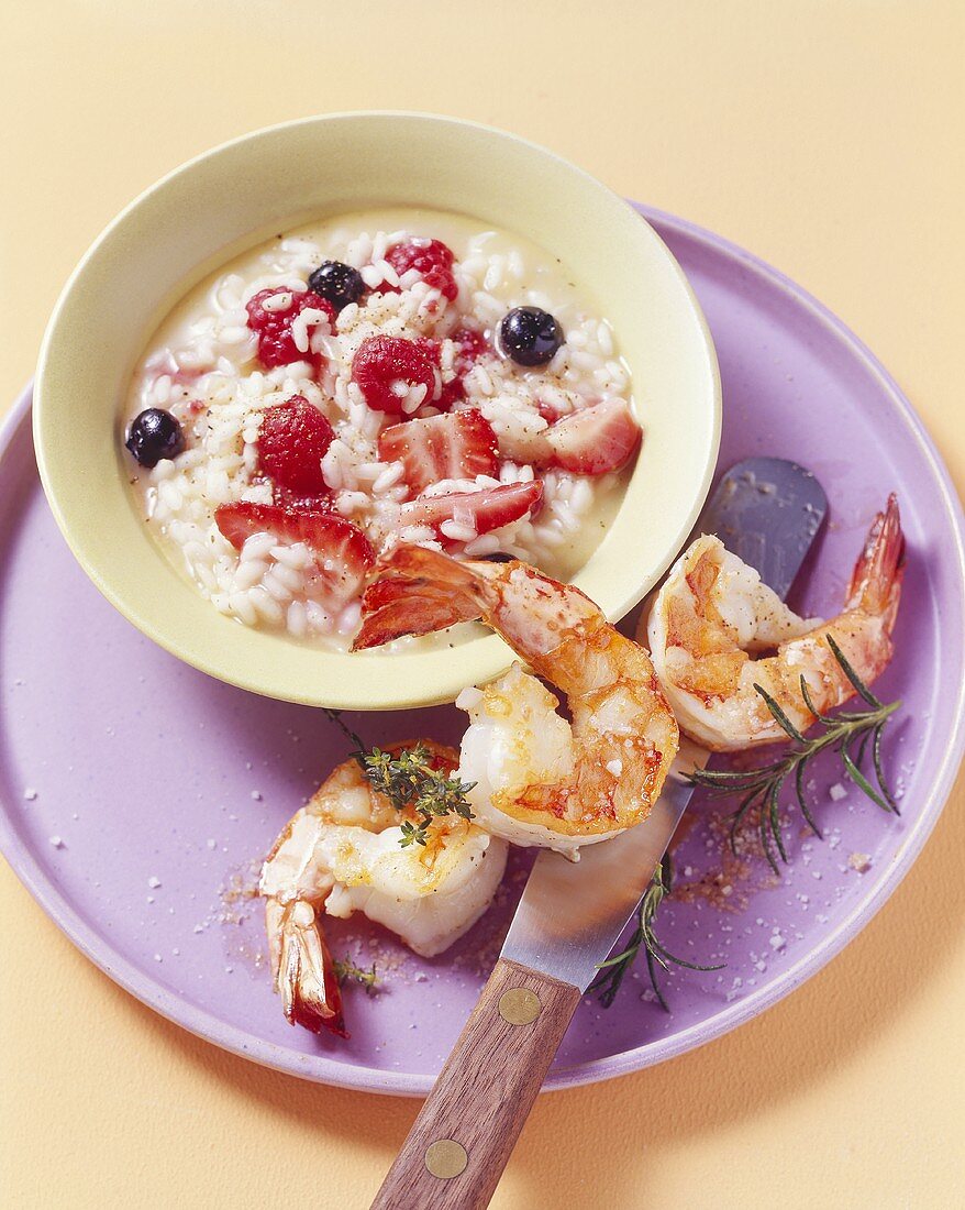 Beeren-Risotto mit gebratenen Garnelen