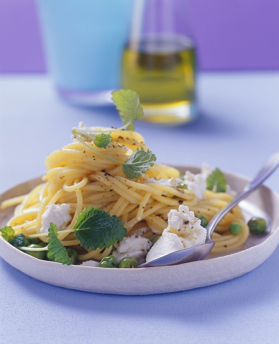 Zitronen-Spaghetti mit Ricotta und Erbsen